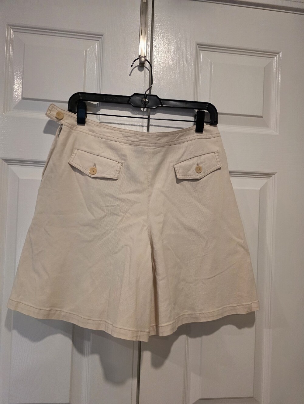 Max Mara Weekend Women’s Cream Casual Button-Pocket Shorts. Size 42.